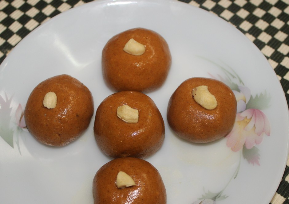 Besan ke ladoo