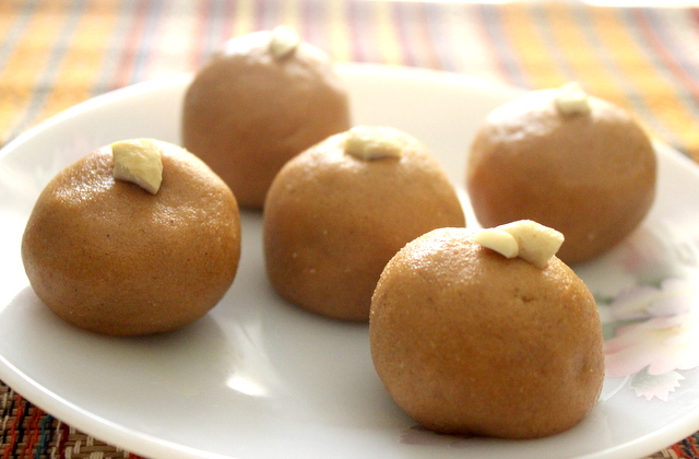 Besan ladoo recipe in Microwave – how to make besan ladoo in microwave